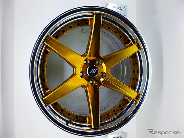 ワーク(WORK)は、2015年モデルを中心に、GNOSIS、ZEAST、WORK SION CONCEPT MODELなどを展示(東京オートサロン2015/幕張メッセ)