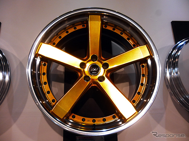 ワーク(WORK)は、2015年モデルを中心に、GNOSIS、ZEAST、WORK SION CONCEPT MODELなどを展示(東京オートサロン2015/幕張メッセ)