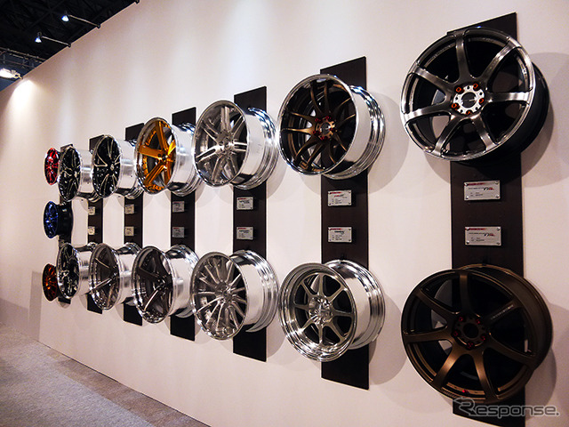 ワーク(WORK)は、2015年モデルを中心に、GNOSIS、ZEAST、WORK SION CONCEPT MODELなどを展示(東京オートサロン2015/幕張メッセ)