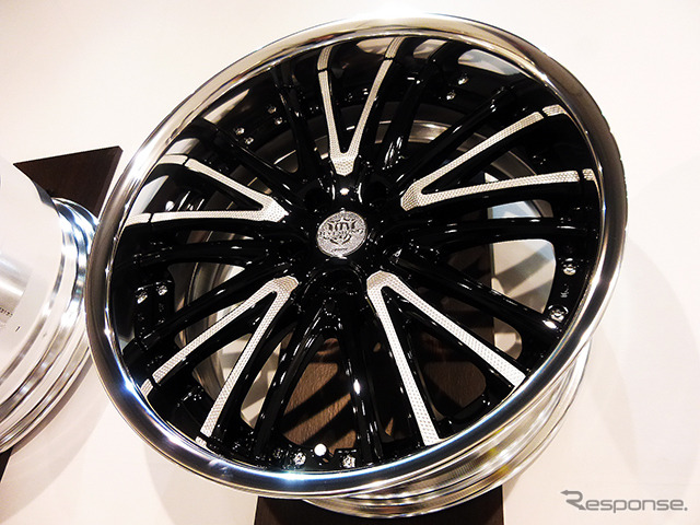 ワーク(WORK)は、2015年モデルを中心に、GNOSIS、ZEAST、WORK SION CONCEPT MODELなどを展示(東京オートサロン2015/幕張メッセ)