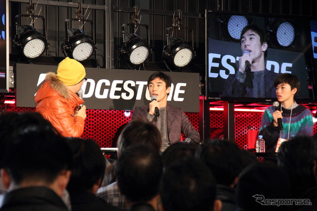 東京オートサロン2015 ブリヂストンブース佐藤琢磨トークショーの様子