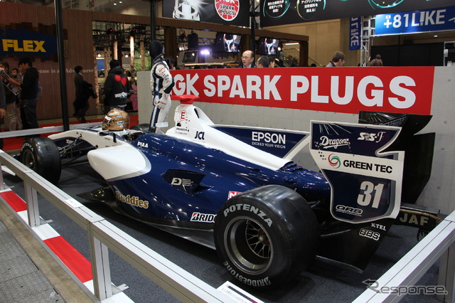 今回はスーパーフォーミュラカーをブース展示。