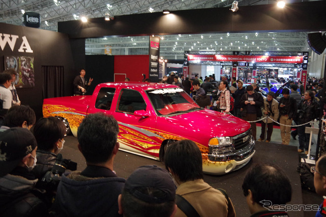 毎年、過激なコンパニオンの登場で話題となるアイワ(東京オートサロン15)