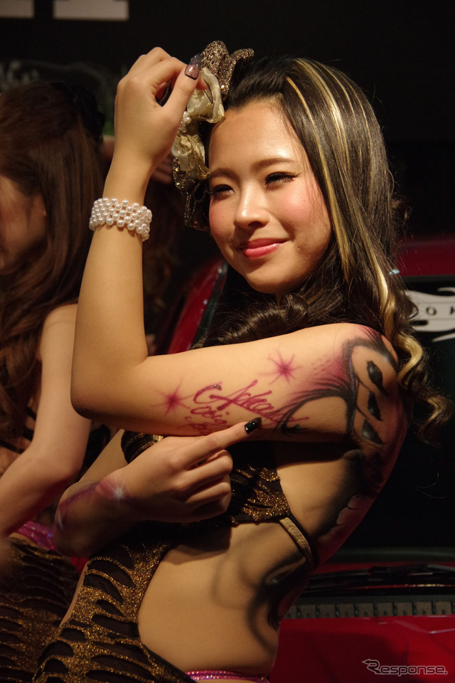 毎年、過激なコンパニオンの登場で話題となるアイワ(東京オートサロン15)