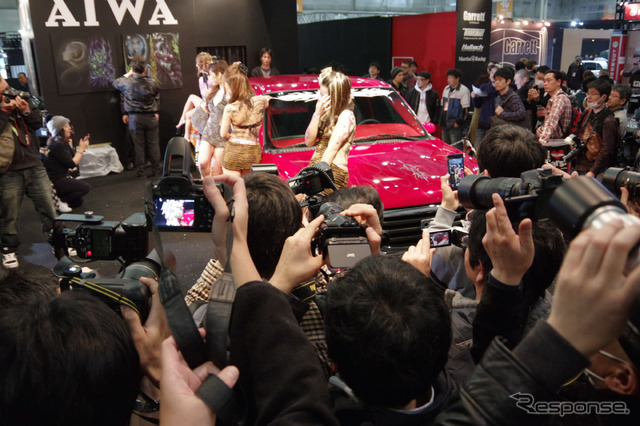 毎年、過激なコンパニオンの登場で話題となるアイワ(東京オートサロン15)