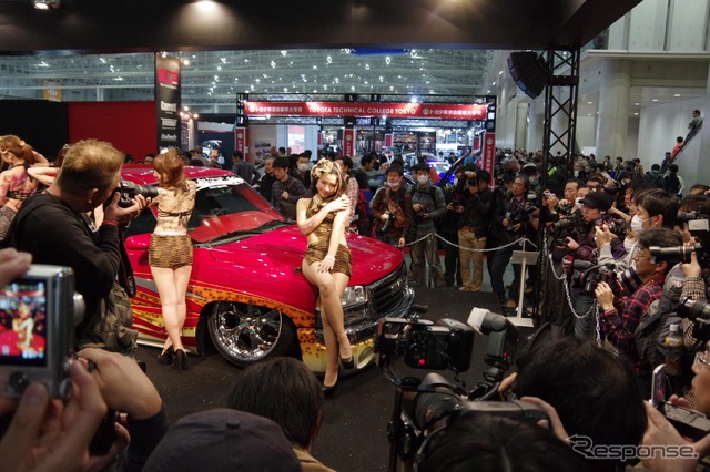 毎年、過激なコンパニオンの登場で話題となるアイワ(東京オートサロン15)