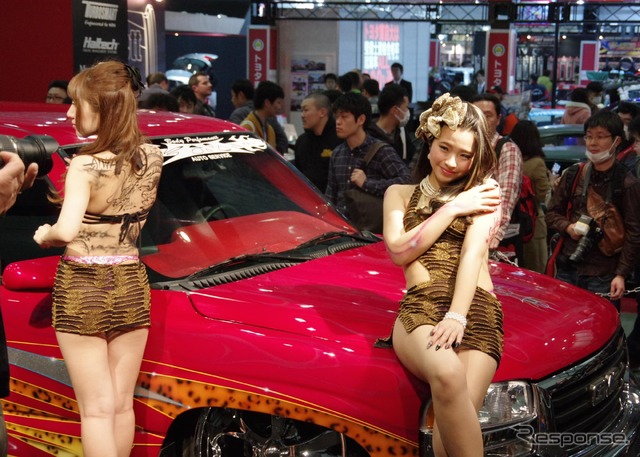 毎年、過激なコンパニオンの登場で話題となるアイワ(東京オートサロン15)