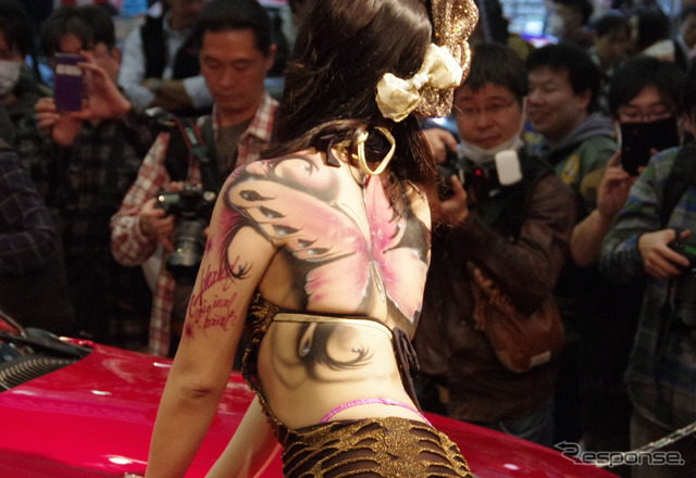 毎年、過激なコンパニオンの登場で話題となるアイワ(東京オートサロン15)
