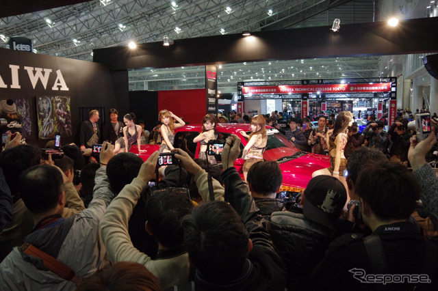 毎年、過激なコンパニオンの登場で話題となるアイワ(東京オートサロン15)