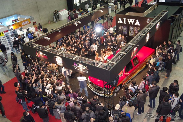 毎年、過激なコンパニオンの登場で話題となるアイワ(東京オートサロン15)