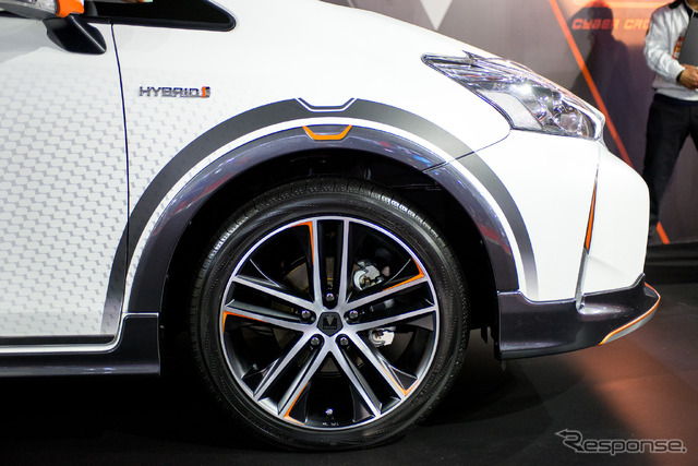 トヨタ プリウスα CYBER CROSS CONCEPT モデリスタ(東京オートサロン15)