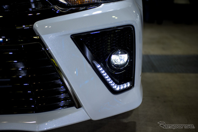 トヨタ プリウスα S ツーリングセレクション G's(東京オートサロン15)