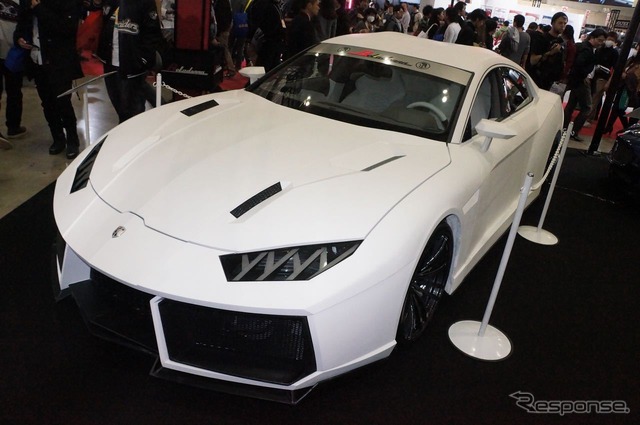 東京ソックスの3ブランドがアウディRS7をランボルギーニ エストーケに改造(東京オートサロン15)