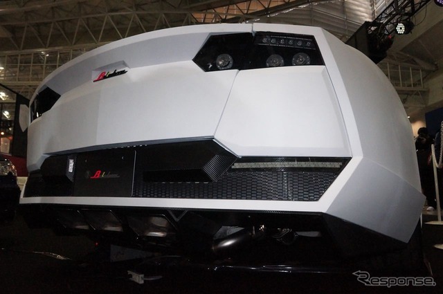 東京ソックスの3ブランドがアウディRS7をランボルギーニ エストーケに改造(東京オートサロン15)