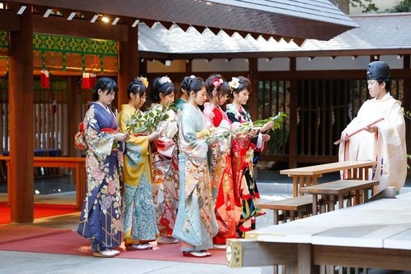 乃木坂46メンバー7人が成人式!20歳の抱負「色気がほしい」