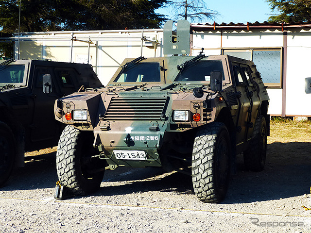 駐車場には軽装甲機動車も並んでいた（2015年1月11日、千葉県船橋市・習志野駐屯地陸上自衛隊「降下訓練始め」）