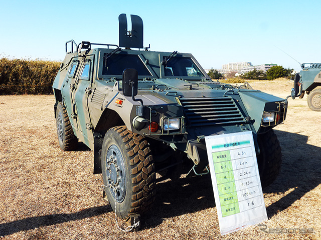 乗車定員4名、最高速度100km/hの軽装甲機動車（2015年1月11日、千葉県船橋市・習志野駐屯地陸上自衛隊「降下訓練始め」）