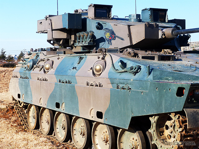 最高速度70km/hの89式戦闘装甲車（FV）　（2015年1月11日、千葉県船橋市・習志野駐屯地陸上自衛隊「降下訓練始め」）