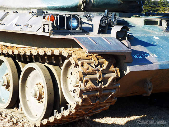 機関砲や機関銃を装備した74式戦車（ナナヨン）も展示された（2015年1月11日、千葉県船橋市・習志野駐屯地陸上自衛隊「降下訓練始め」）