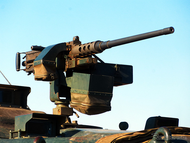 105mm戦車砲や機関銃を備える74式戦車（ナナヨン）　（2015年1月11日、千葉県船橋市・習志野駐屯地陸上自衛隊「降下訓練始め」）