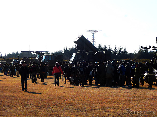 多くの人で混雑する14時ごろ（2015年1月11日、千葉県船橋市・習志野駐屯地陸上自衛隊「降下訓練始め」）