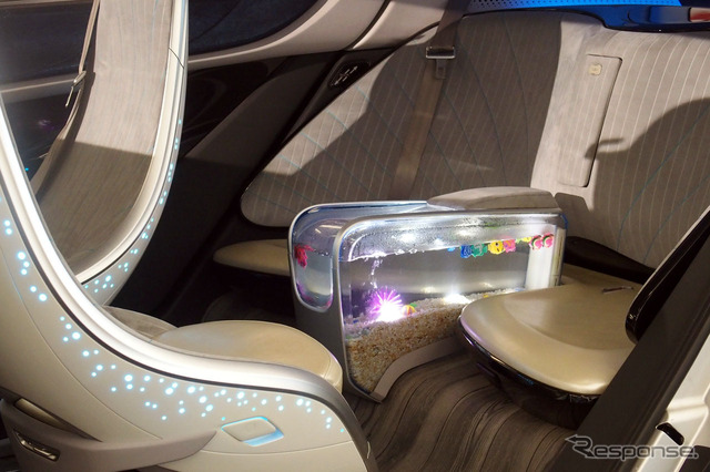 GAC GROUPのプラグインハイブリッドコンセプトカー。なぜか車内には水槽があり、その意味は13日の発表で明らかになると言う