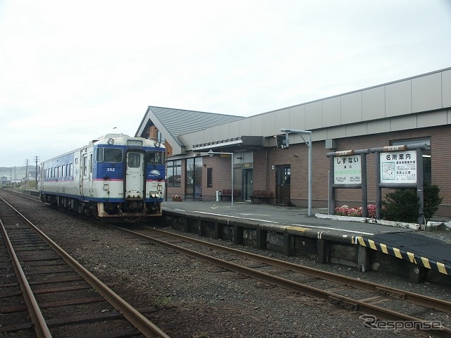 日高本線は高波による土砂崩壊で鵜川~様似間が運休。バス代行輸送を実施する。写真は日高本線の静内駅。