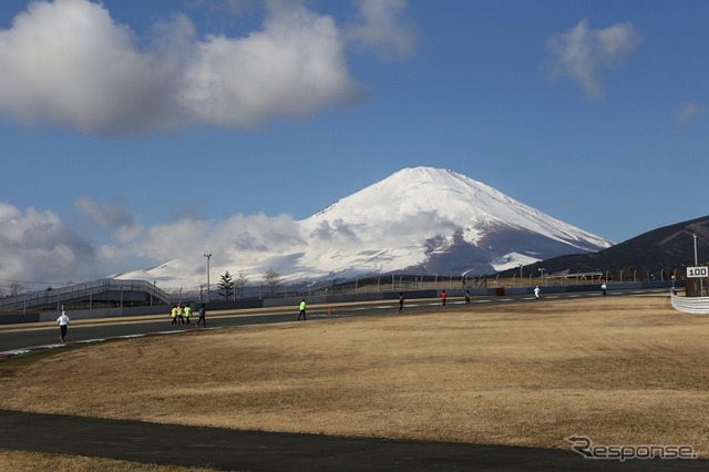 レーシングコースを走るランナー