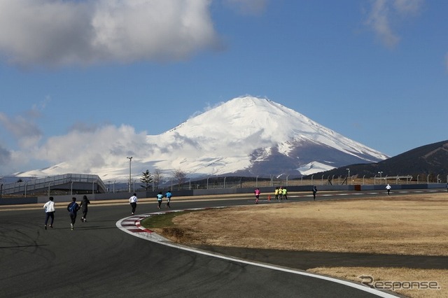 レーシングコースを走るランナー