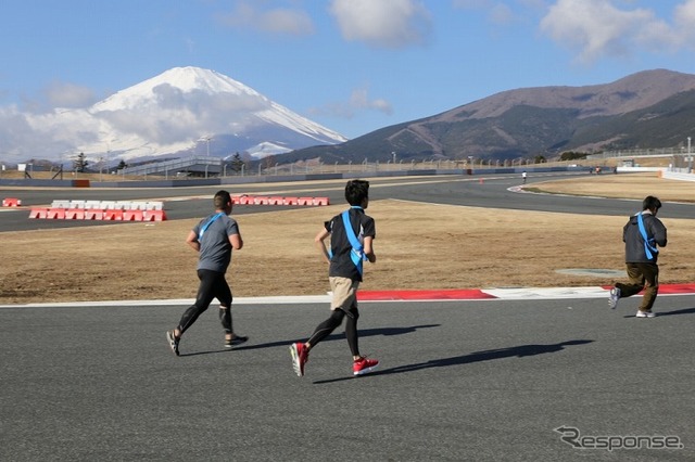 レーシングコースを走るランナー