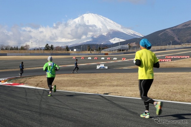 レーシングコースを走るランナー