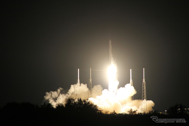 ドラゴン補給船運用5号機を搭載したファルコン9ロケットの打上げ