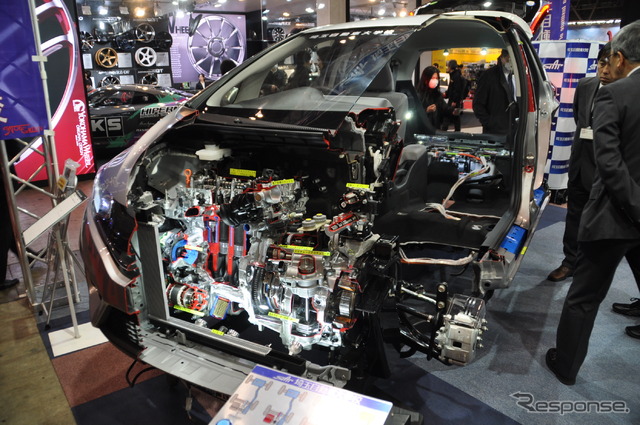 埼玉自動車大学校が展示したホンダ「フィットHV」のカットモデル