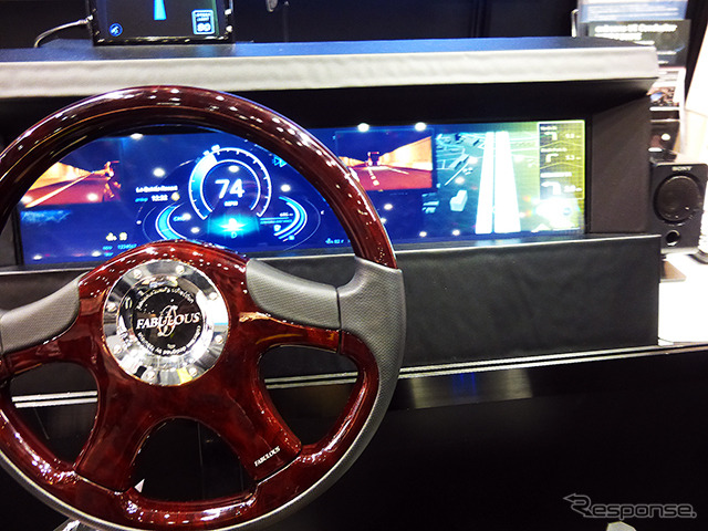 オートモーティブワールド2015(東京・有明)で、メータークラスタとインフォメーション表示が一体となった横一面の高輝度マルチディスプレイを展示したエイチアイ(東京・目黒)
