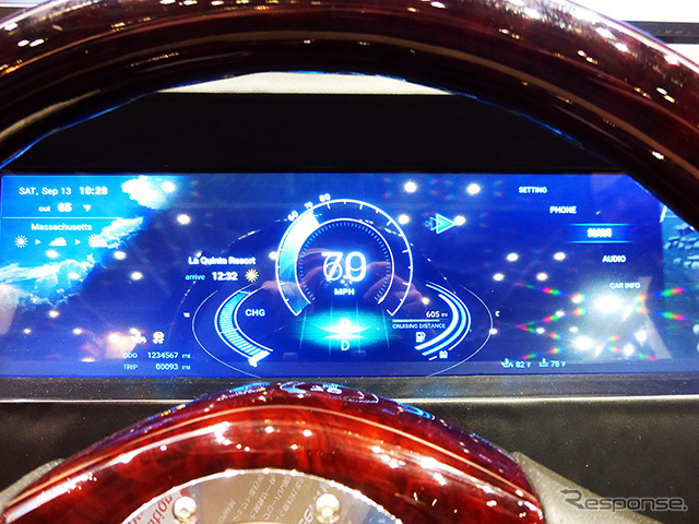 オートモーティブワールド2015(東京・有明)で、メータークラスタとインフォメーション表示が一体となった横一面の高輝度マルチディスプレイを展示したエイチアイ(東京・目黒)
