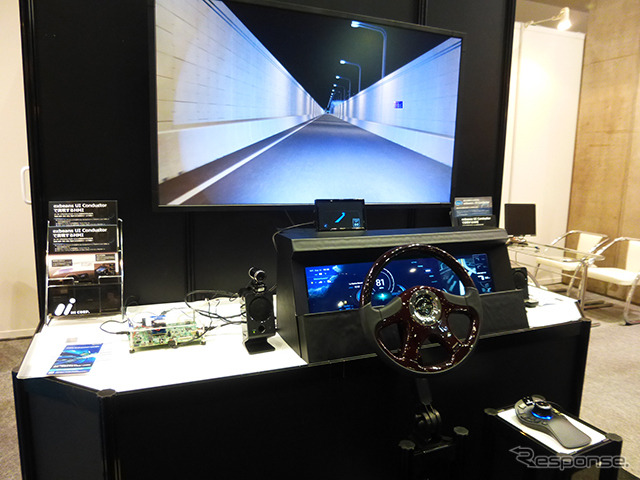 オートモーティブワールド2015(東京・有明)で、メータークラスタとインフォメーション表示が一体となった横一面の高輝度マルチディスプレイを展示したエイチアイ(東京・目黒)