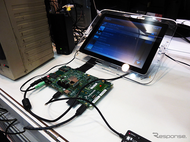 オートモーティブワールド2015(東京・有明)で、メータークラスタとインフォメーション表示が一体となった横一面の高輝度マルチディスプレイを展示したエイチアイ(東京・目黒)