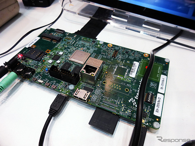 オートモーティブワールド2015(東京・有明)で、メータークラスタとインフォメーション表示が一体となった横一面の高輝度マルチディスプレイを展示したエイチアイ(東京・目黒)