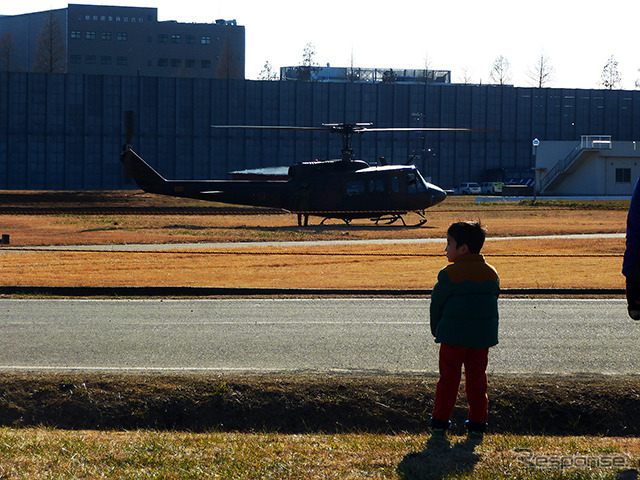ヘリのプロペラが回り、離陸する瞬間を待つ子どもたち（習志野駐屯地・陸上自衛隊第1空挺団「降下訓練始め」、千葉県船橋市、1月11日）