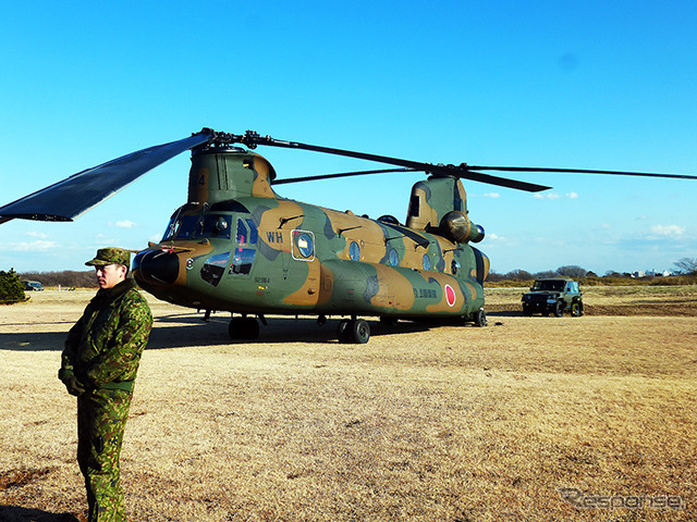 川崎重工製の大型輸送用CH-47JA（習志野駐屯地・陸上自衛隊第1空挺団「降下訓練始め」、千葉県船橋市、1月11日）
