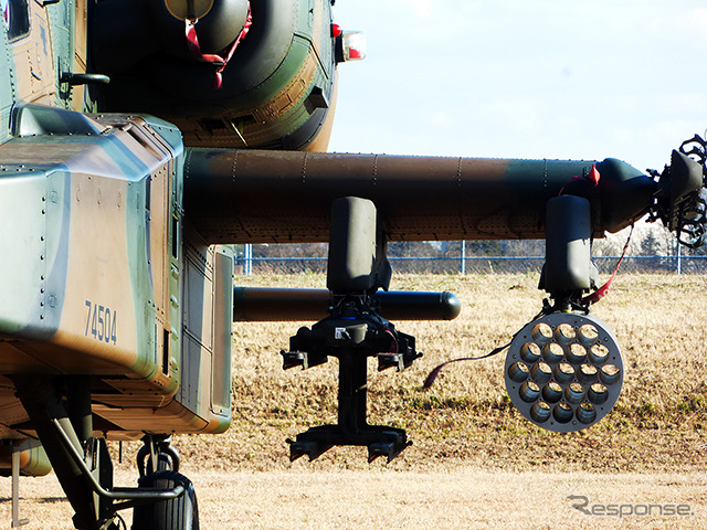 ランチャーが空の戦闘用AH-64D（アパッチ・ロングボウ）　（習志野駐屯地・陸上自衛隊第1空挺団「降下訓練始め」、千葉県船橋市、1月11日）