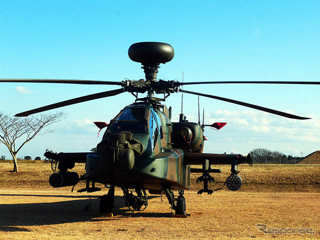 ランチャーが空の戦闘用AH-64D(アパッチ・ロングボウ) (習志野駐屯地・陸上自衛隊第1空挺団「降下訓練始め」、千葉県船橋市、1月11日)