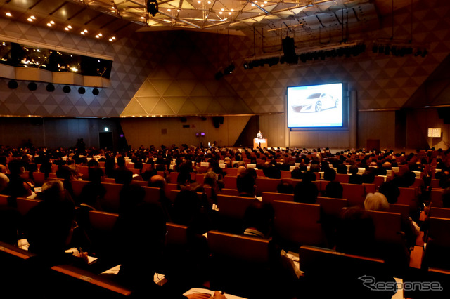 1月14日、東京ビッグサイトにて開催されたオートモーティブワールド2015基調講演。講演タイトルは「未来のモビリティ社会と“Waku Waku”する新価値創造」