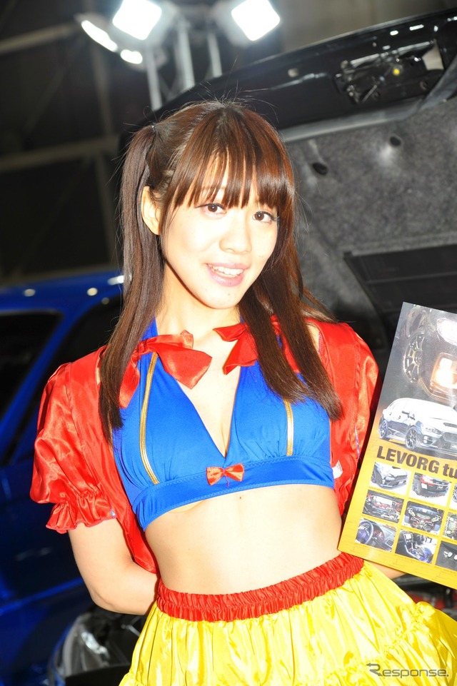 オートプロデュースA3ブース コンパニオン(東京オートサロン2015)