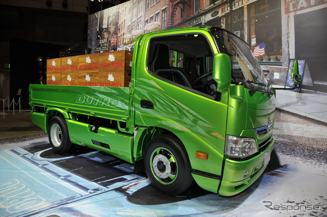日野 デュトロ ハイブリッド カーゴ(東京オートサロン15)