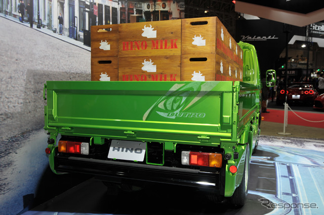 日野 デュトロ ハイブリッド カーゴ(東京オートサロン15)