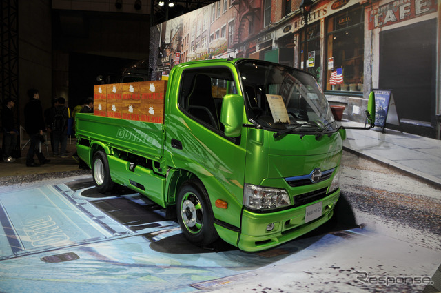 日野 デュトロ ハイブリッド カーゴ(東京オートサロン15)