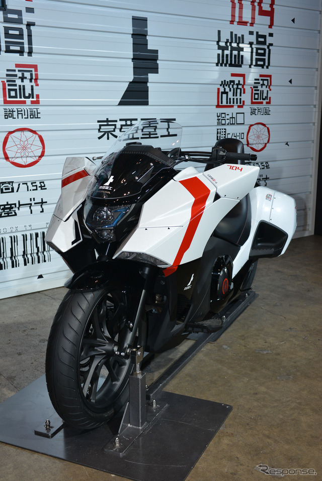 マンガ「シドニアの騎士」とコラボしたホンダ NM4-02(東京オートサロン15)