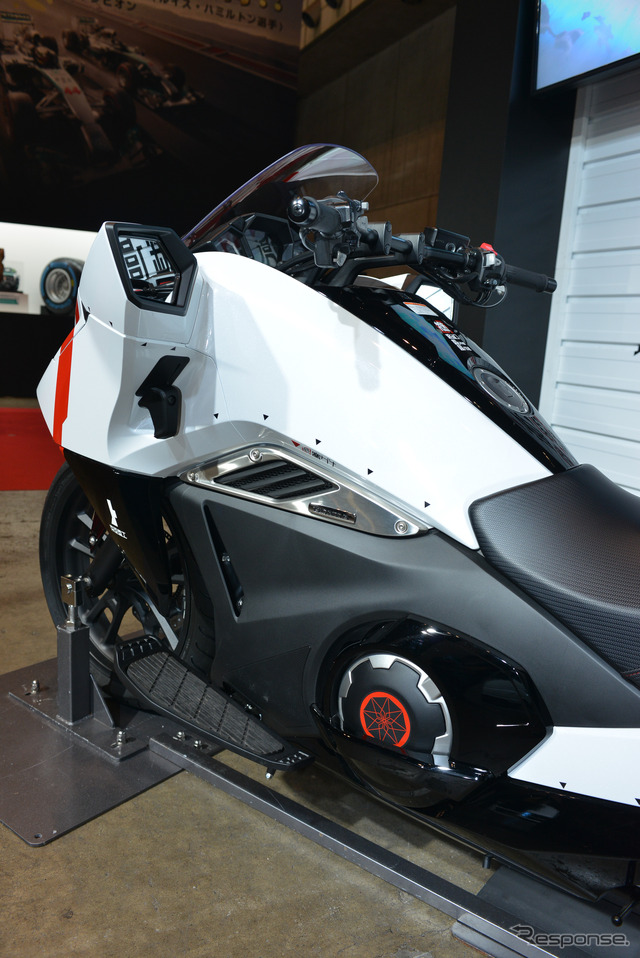 マンガ「シドニアの騎士」とコラボしたホンダ NM4-02(東京オートサロン15)