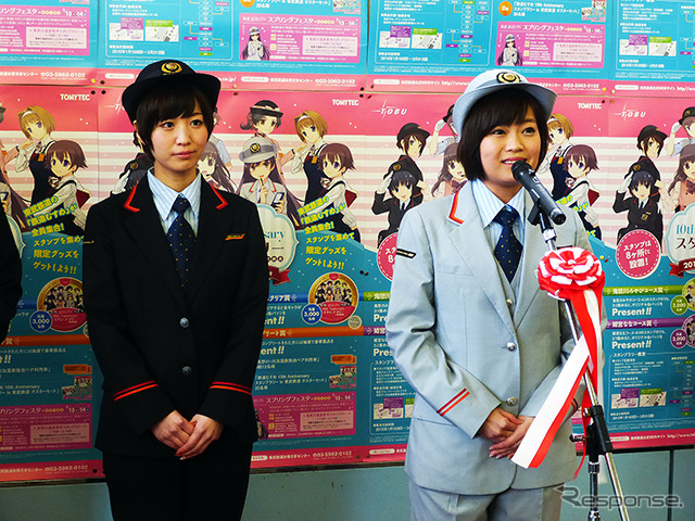 栗橋みなみ(左)と鬼怒川みやび(鉄道むすめスカイツリートレイン出発式、2015年1月17日、東武鉄道大宮駅)